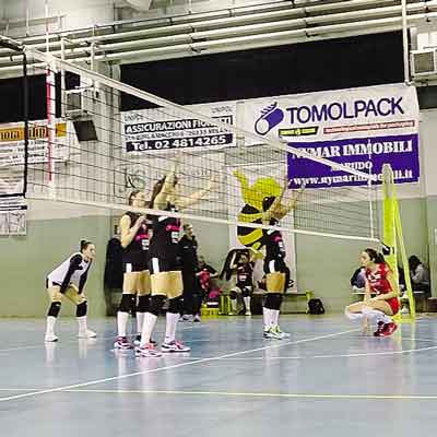 Una fase della partita tra Tomolpack Marudo e Volley Orago: dopo cinque sconfitte al tie break finalmente arrivata una vittoria (foto Bignami)