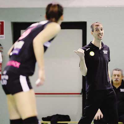 Coach Bonini prova a dare indicazioni alla sua Tomolpack: contro la Virtus Biella le nerofucsia hanno incassato una sconfitta molto netta